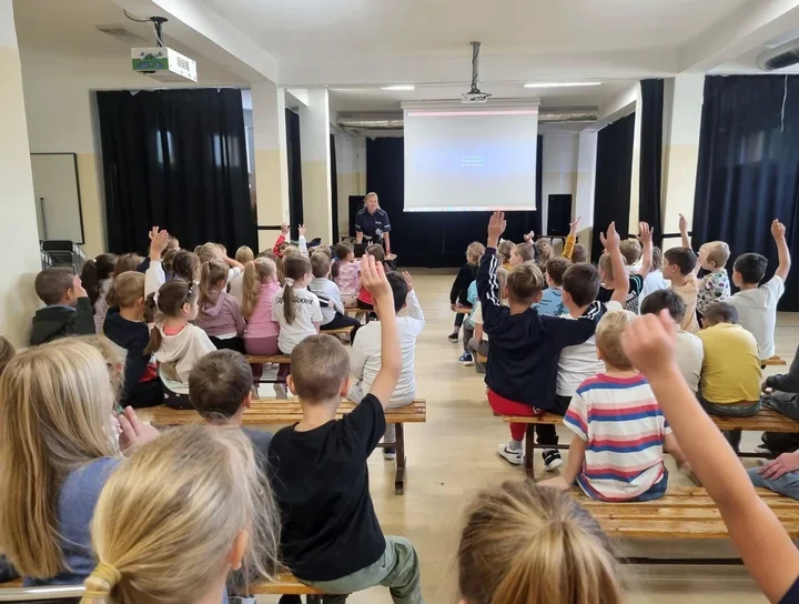 Policjantka z Legnicy sprawdziła wiedzę pierwszoklasistów o drodze do szkoły
