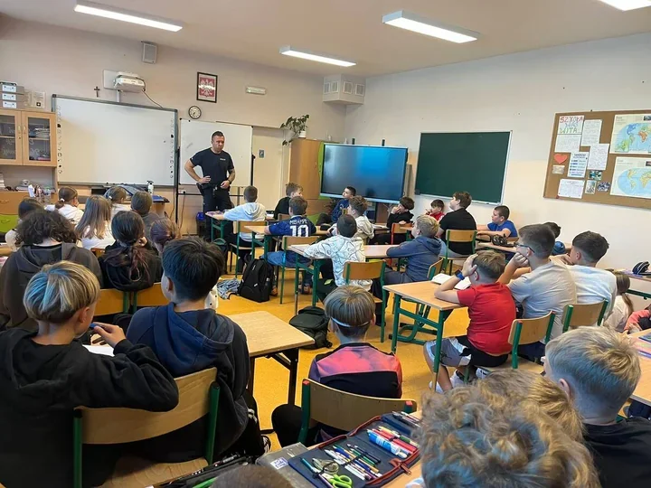 Noże, groźby i cyberprzemoc. Policjanci z Chojnowa ostrzegali uczniów