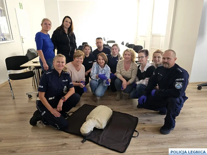 Pół godziny wspólnej resuscytacji. Policjanci z Legnicy bili rekord