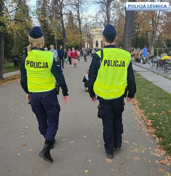 Więcej patroli przy cmentarzach. W Legnicy rusza akcja Znicz 2026