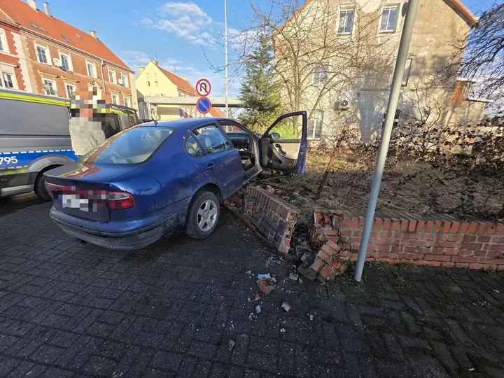 Brawurowa ucieczka po Legnicy - 23-latek bez uprawnień zakończył pościg kolizją