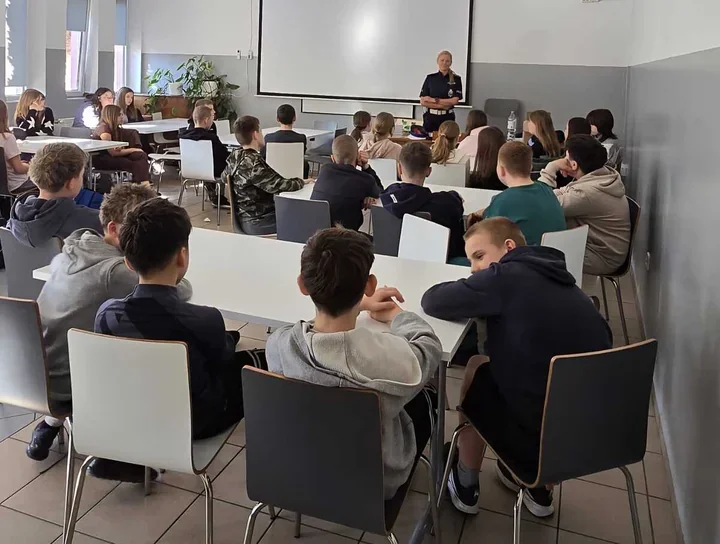 Policjantka w Miłkowicach ostrzegła - telefon i słuchawki zabierają uwagę