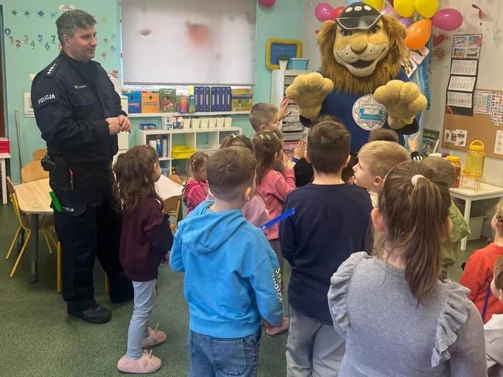 Policjanci w Miedzianym Krasnoludku - przedszkolaki uczyły się zasad bezpieczeństwa