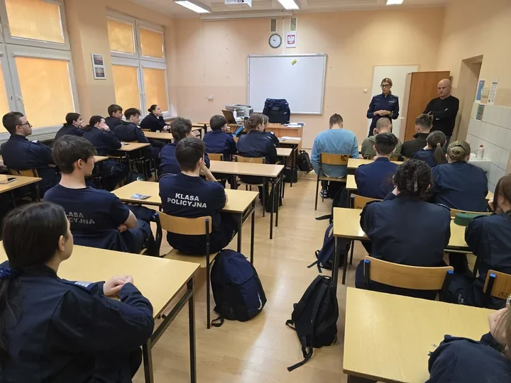 Policjantki w VII LO - maturzyści poznawali krok po kroku drogę do Policji