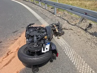 Motocyklista stracił panowanie na łuku A4. Uderzył w barierę