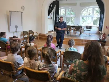 Legnica: policjant uczył dzieci, jak bezpiecznie spędzić wakacje
