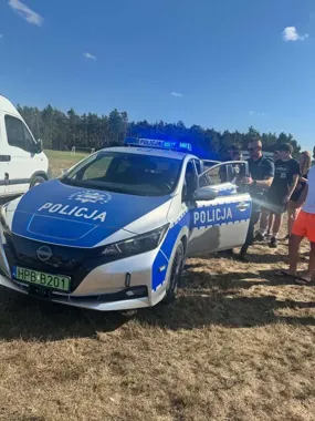 Radiowóz i policyjny sprzęt na festynie w Kwiatkowicach