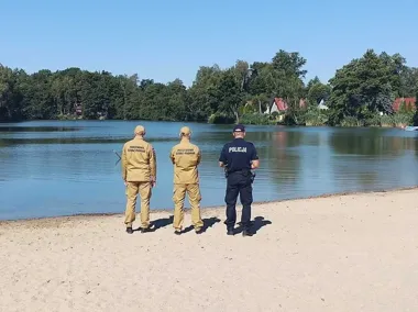 Nad wodą może wystarczyć chwila - policjanci i strażacy kontrolują akweny