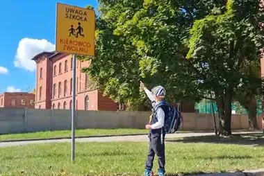 Policjanci wracają pod szkoły. Olek pokazuje dzieciom bezpieczną drogę