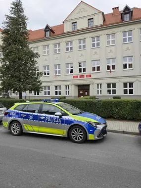 Pierwszy dzień szkoły pod kontrolą. Policjanci od rana przy legnickich szkołach