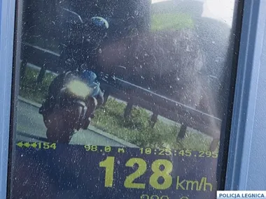 Motocyklista pędził przez Legnicę 128 km/h. Stracił prawo jazdy