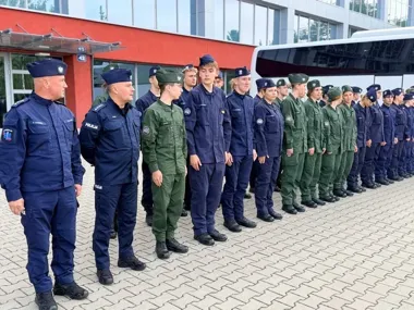 Uczniowie VII LO z Legnicy zajrzeli za kulisy szkolenia policjantów