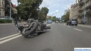Jedna zmiana pasa, zderzenie z motocyklistką w Legnicy
