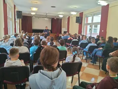 Hejt i przemoc w szkole. Policjanci z Legnicy wskazali, gdzie szukać pomocy
