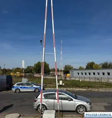31-latka zostawiła auto pod rogatkami, bo spieszyła się na pociąg