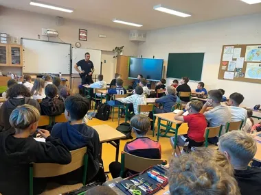 Noże, groźby i cyberprzemoc. Policjanci z Chojnowa ostrzegali uczniów