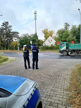 Dron nad przejazdami w Legnicy. 28 kierowców zignorowało znak STOP