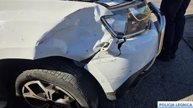 Na Śmigłowcowej stanął w miejscu, potem uderzył w auto i kopnął policjanta