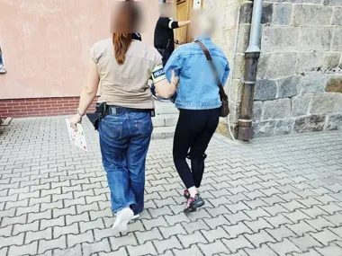 Uderzenia na placu zabaw w Legnicy. 26-latka z zarzutami i zakazem zbliżania