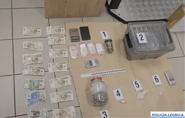 Prawie 900 gramów narkotyków i sejf z gotówką w legnickim mieszkaniu