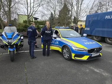 Armatka wodna i alkogogle przyciągnęły uczniów VII LO w Legnicy