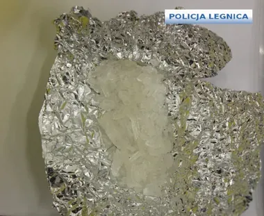 Nerwowe zachowanie przy radiowozie skończyło się zatrzymaniem i narkotykami