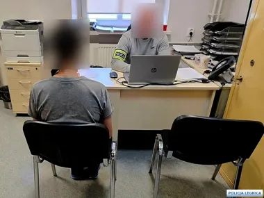 Pijana matka przewracała się z 2,5-latkiem na chodniku w Legnicy