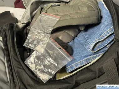 Kobiety przyniosły torbę dla zatrzymanego - w środku dwa woreczki z metamfetaminą