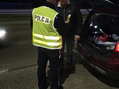 Podwójny zakaz i narkotyki za kierownicą - nocna kontrola w Legnicy