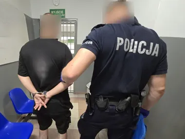 Atak na klatce schodowej w Chojnowie. 31-latek szybko zatrzymany