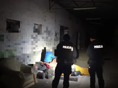 Liczyli bezdomnych nocą - mundurowi weszli do pustostanów i piwnic