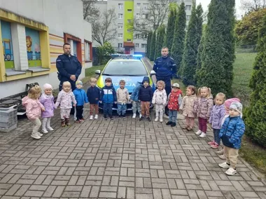 Policyjny mundur z bliska - w Chojnowie maluchy pytały o każdy szczegół