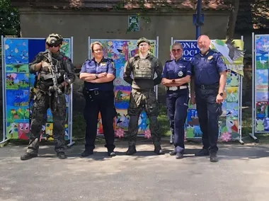 Policjantka z Legnicy zaskoczyła dzieci na pikniku - nie tylko rozmawiała, ale sprawdziła ich wiedzę