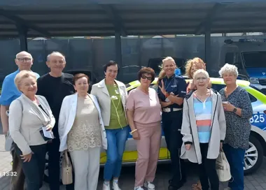Seniorzy z Legnicy wsiedli do radiowozu - drogówka pokazała kulisy służby