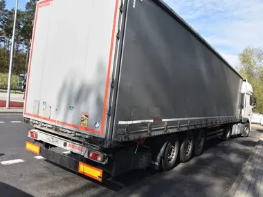 Serie włamań do naczep pod Chojnowem - policja zatrzymała recydywistę