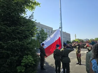 Policja wyróżniła uczennicę z Legnicy - 5,25 i finał musztry