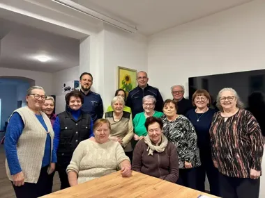 Dzielnicowi ostrzegli seniorów - kampania ''Znam te numery'' zawitała do Klubu Seniora w Prochowicach