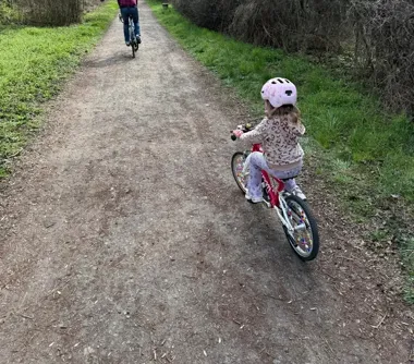 Kask wygląda niepozornie, a jeden upadek zmienia wszystko