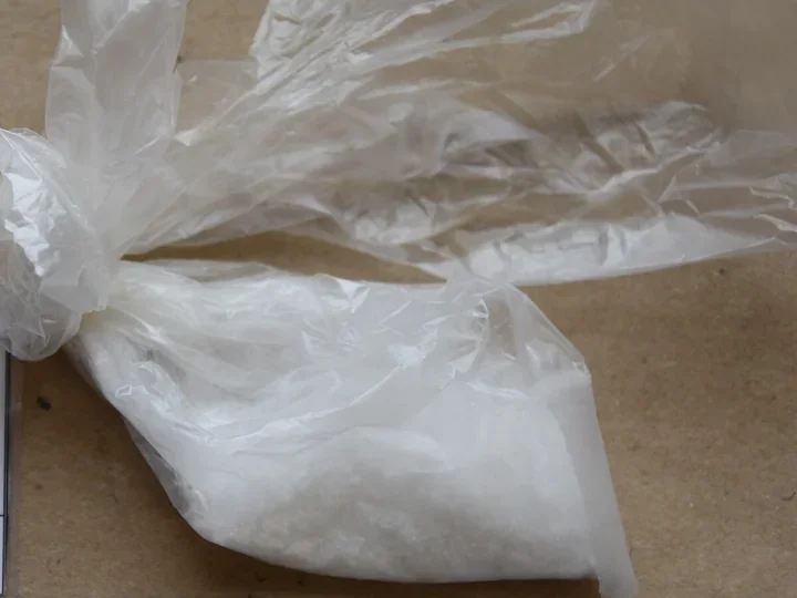 Narkotyki i tysiące papierosów w Legnicy - policja weszła do mieszkania 61-latka