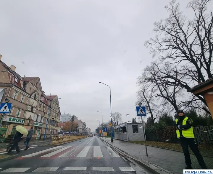 Legniccy policjanci zaapelowali o zwolnienie na mokrej jezdni - deszcz zwiększył ryzyko kolizji
