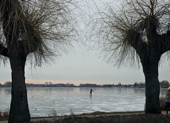 Na cienkim lodzie - policja ostrzega przed ryzykiem na zamarzniętych akwenach i apeluje do opiekunów
