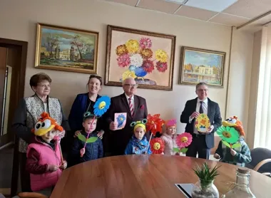 Przedszkolaki wniosły wiosnę do legnickiego starostwa i rozbroiły urzędowy spokój