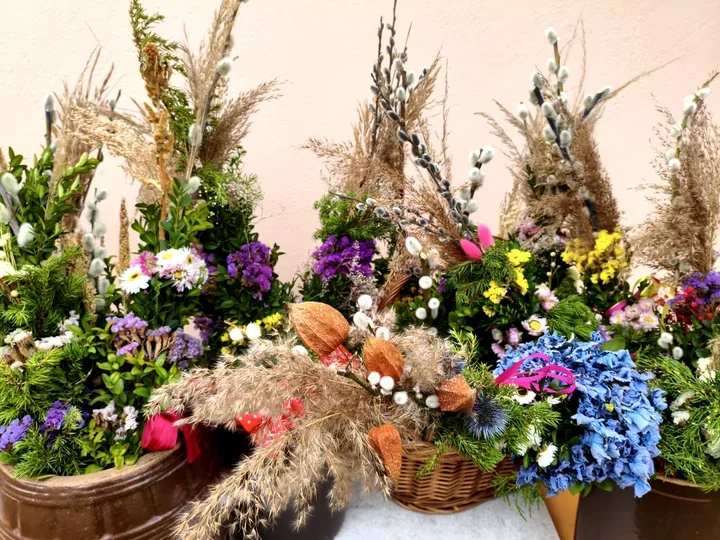 Palmy z naturalnych gałązek trafiły do starostwa i stały się świątecznym gestem pamięci